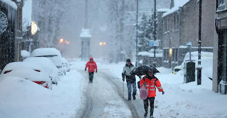 ভারী তুষারপাতে যুক্তরাজ্যে জন-জীবন বিঘ্নিত